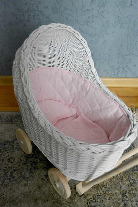 Prútený kočík pre bábiky s ružovými doplnkami