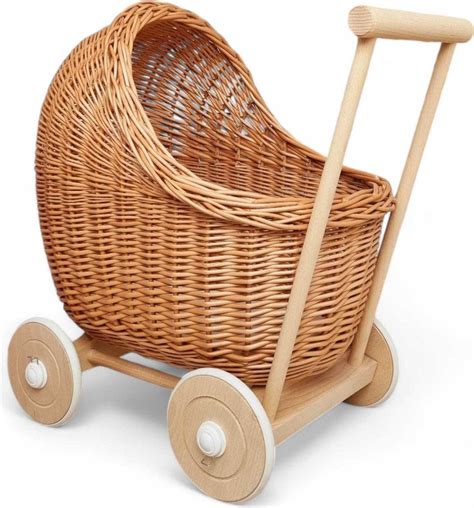 Detail ručne pleteného prútia kočíka