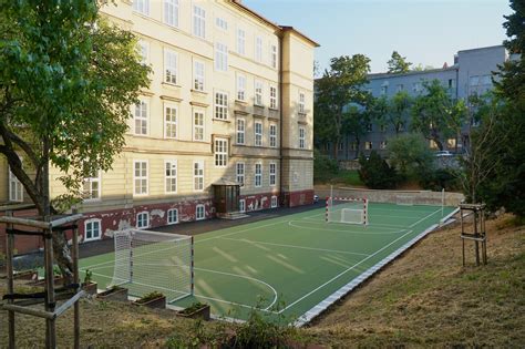 Fotografia školského dvora a vonkajšieho areálu