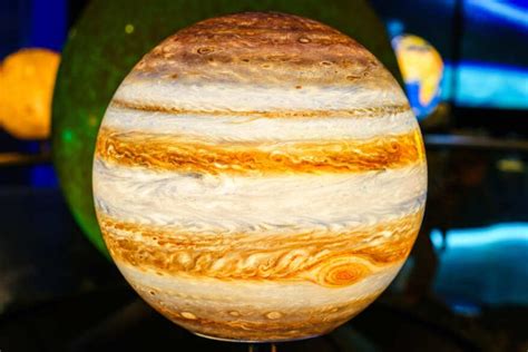 Infografika: Vplyvy planét Saturn a Urán na osobnosť a ich vzťahy