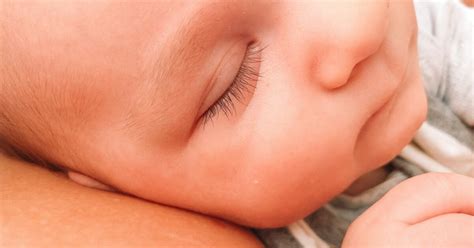 Foto neonatalného oddelenia a kontakt kože na kožu