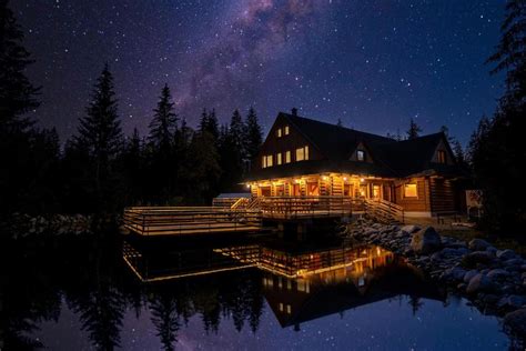 Dieťa s rybárskym prútom pri jazere