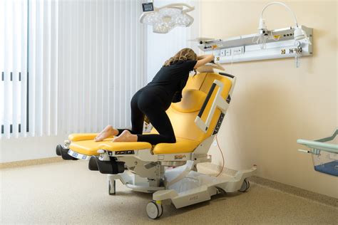 Žena v polohe na boku počas pôrodu