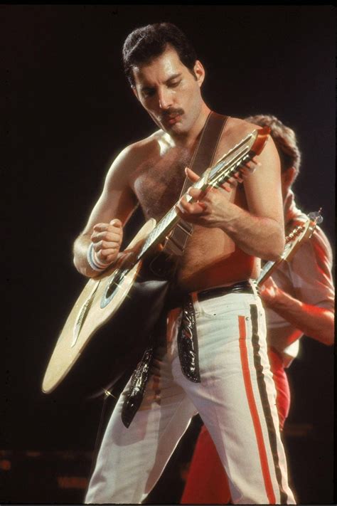 Freddie Mercury - portrét a ikonická póza na pódiu