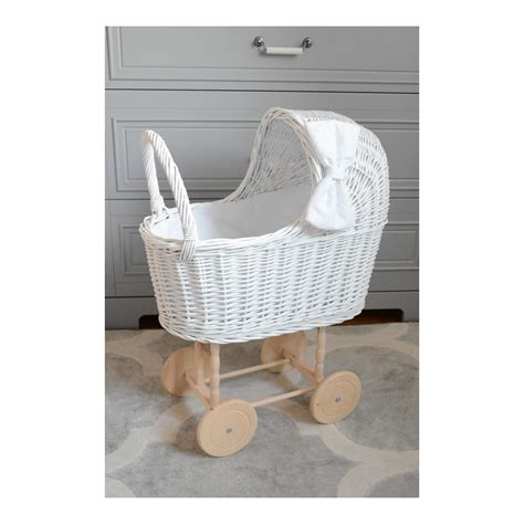 Interiér detskej izby s kočíkom pre bábiky