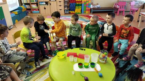 Ilustrácia detskej hry s vodou a pohármi