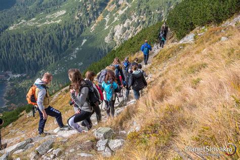 Skupina turistov na horskom hrebeni