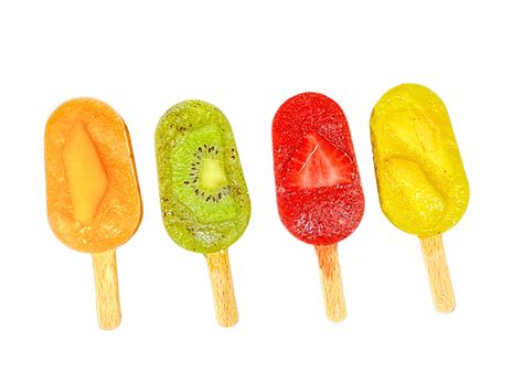 Ilustrácia detských rúčok pripravujúcich ovocné nanuky