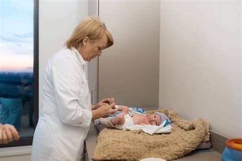 Pediater pri vyšetrení novorodenca