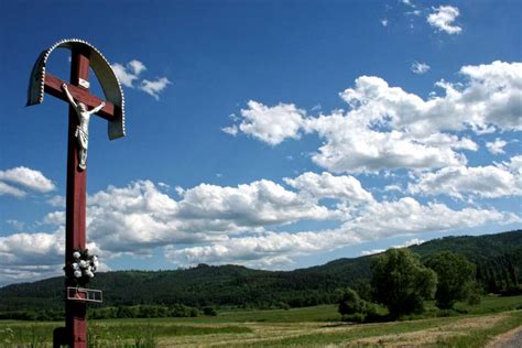Pamätník a kríž pri ceste v Jaslovských Bohuniciach