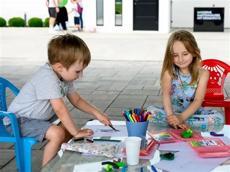 Dieťa kresliace ceruzkou