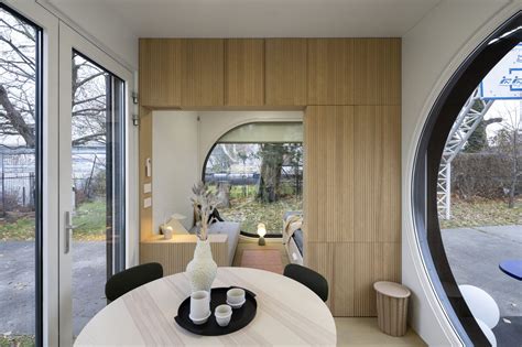 Interiér krízového centra s oddelenými izbami pre matky s deťmi