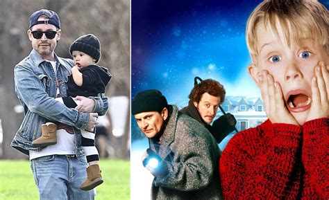 Ilustrácia rodiny pri sledovaní filmu