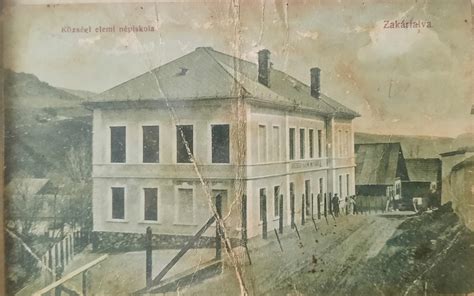 Dobová fotografia školy alebo triedy