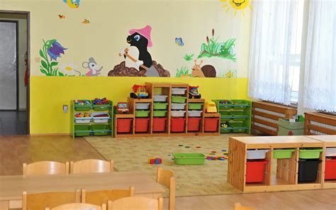 Interiér mestských jaslí s hračkami a detskými aktivitami