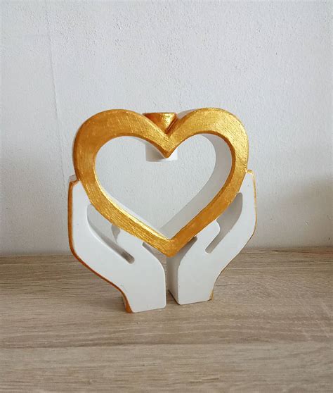 Žena drží v rukách malú detskú topánočku