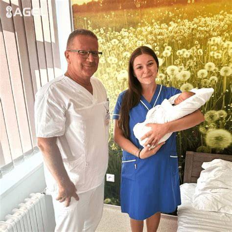 bonding po sekcii - matka s dieťaťom na hrudi