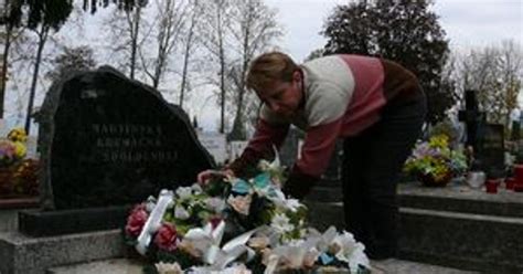 Horí sviečka na hrobe