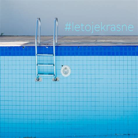 Ilustrácia dieťaťa, ktoré sa učí obliekať