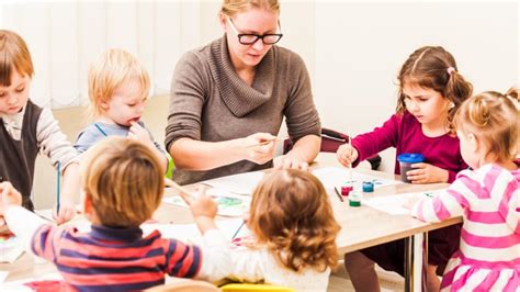 Ilustrácia dieťaťa v škôlke s usmievavou učiteľkou