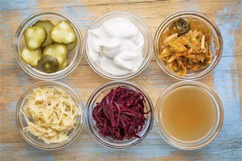 fermentované potraviny na tanieri - jogurt, kefír, kimči