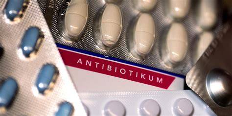 schéma: antibiotikum → zníženie prospešných baktérií → podpora probiotikami a prebiotikami