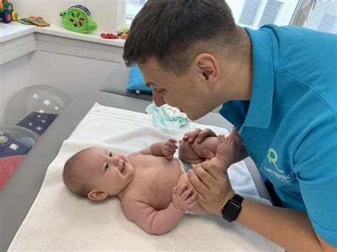 detský fyzioterapeut pracuje s bábätkom