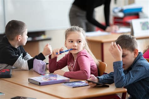 dítě se soustředí ve škole