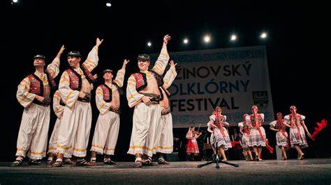 Obrázok: Kroje a folklórny tanec na krojovanom plese