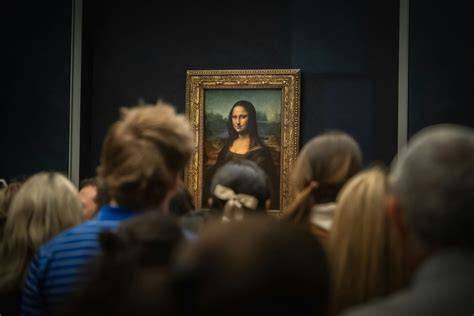 Obraz Mona Lisa v múzeu Louvre so špeciálnym krytím a klimatickou kontrolou