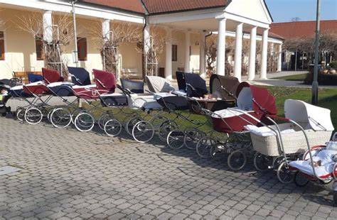 Slávnostné stretnutie retro kočíkov