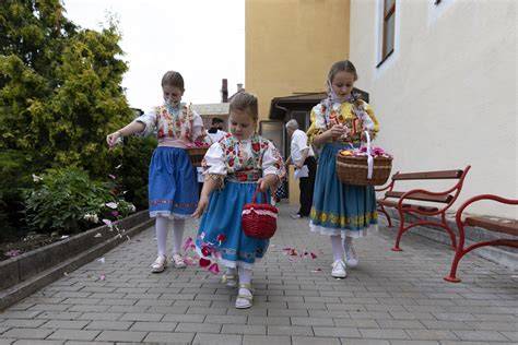Obrázok zo speváckej súťaže: deti v krojoch