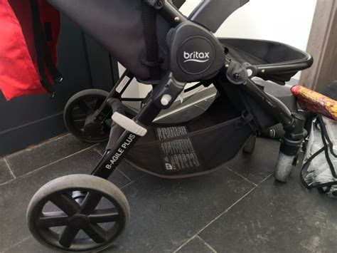 Obrázok ukazujúci inštaláciu clony na kočík Britax Go