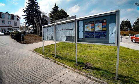 Informačné tabule a mapový náhľad mesta Smolenice