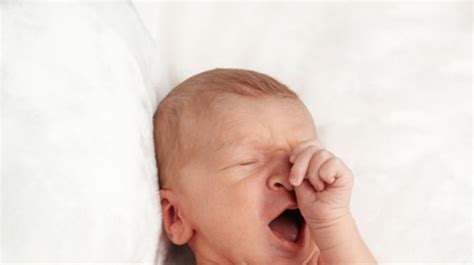 Nervozita 2-mesačného dieťaťa pri kŕmení z fľaše: príčiny a riešenia