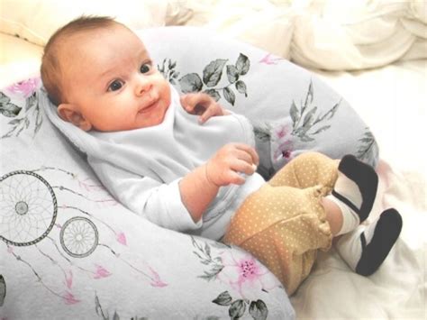 Infografika zobrazujúca rôzne polohy na dojčenie