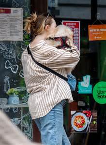 Ilustrácia tehotnej ženy s bruškom a tehotenským pásom