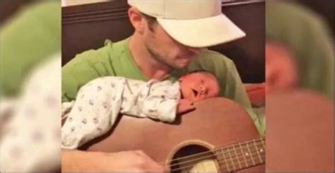 žena spieva uspávanku nenarodenému dieťaťu