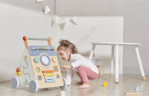 dieťa hrajúce sa s rôznymi textúrami