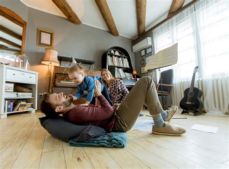 Rodina sa hrá s bábätkom