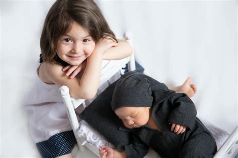 Fotografie staršieho dieťaťa a bábätka počas príprav
