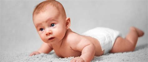 Dieťa pasie koníky na brušku