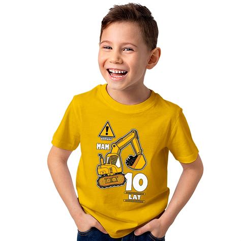 dieťa si cucá tričko