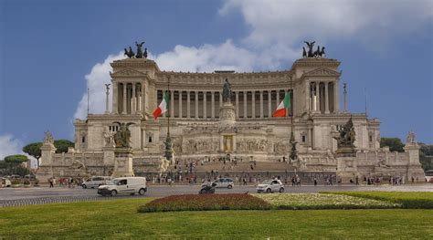 Obraz Viktora Emanuela II. na námestí Piazza Venezia a Monumento a Vittorio Emanuele II v Ríme