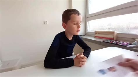 Ilustrácia dieťaťa s autizmom a symbolov komunikácie