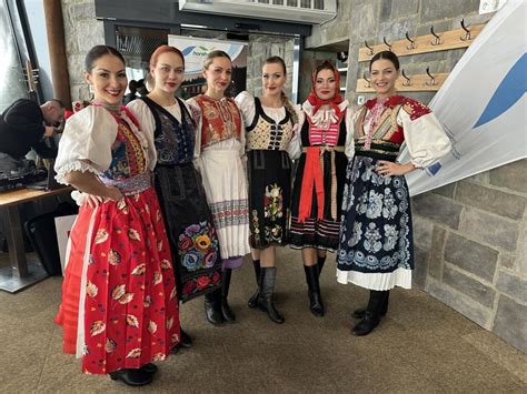 Ľudia v tradičných goralských krojoch na plese