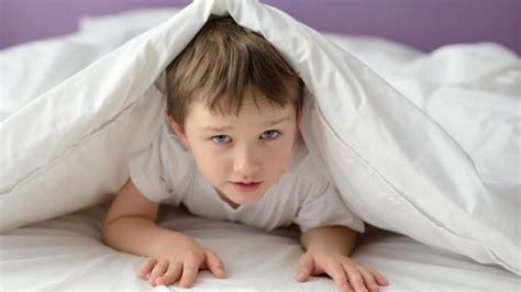 Nočné pomočovanie u detí: Čo robiť, keď sa dieťa stále pocikáva