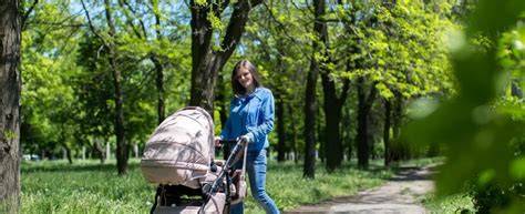 Spoločná fotografia rodiny s Adamkom v kočíku