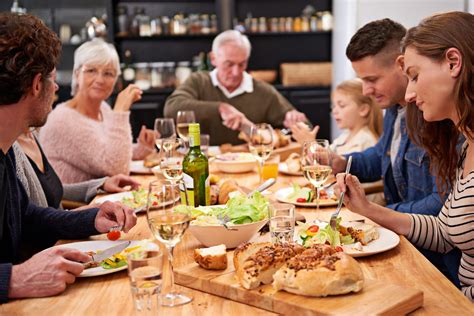 Ilustrácia páru komunikujúceho pri večeri