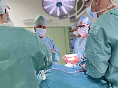 Obrázok ilustrujúci implantáciu a krvácanie počas implantácie
